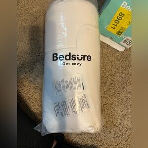 White Bedsure cooling comforter queen, size